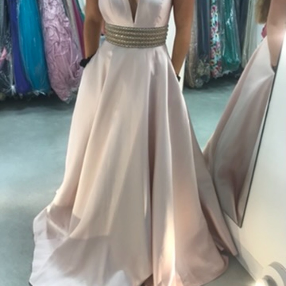 Prom Dress 👗🎀 - Picture 7 of 10